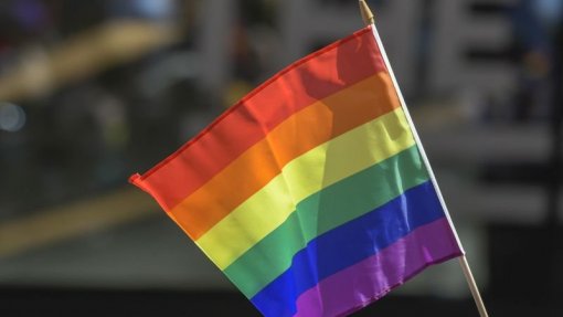 Administração Trump elimina serviço de linha de socorro destinado a jovens LGBTQ+