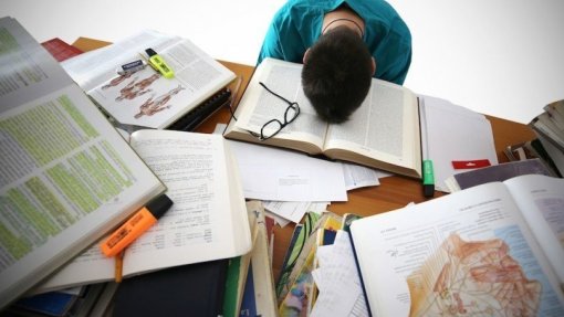 Mais de metade dos universitários está em &#039;burnout&#039; e 40% consomem psicotrópicos