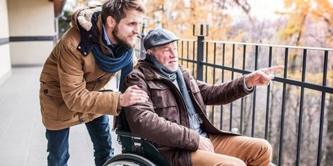 Um quarto dos municípios tem iniciativas de apoio a cuidadores informais – estudo
