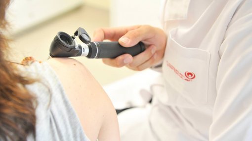 Ex-diretor de dermatologia não sabia o que os médicos ganhavam em cirurgias adicionais