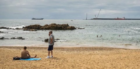 Banhos interditados na praia de Matosinhos devido a contaminação microbiológica