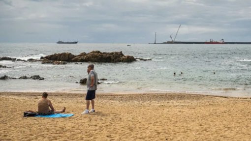 Banhos interditados na praia de Matosinhos devido a contaminação microbiológica