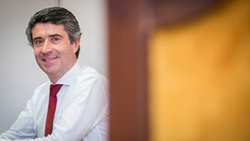 Carneiro fala em “espetáculo degradante” com saúde e defesa a empurrarem responsabilidades