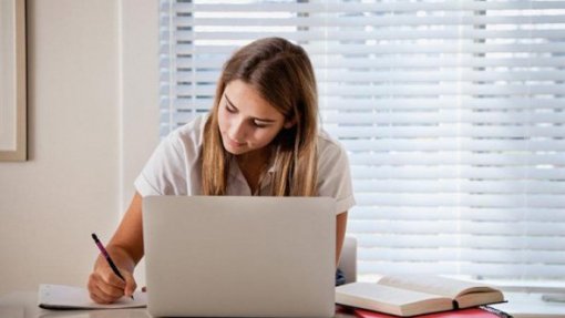 Seis em cada 10 jovens passam em média 4 ou mais horas por dia na Internet