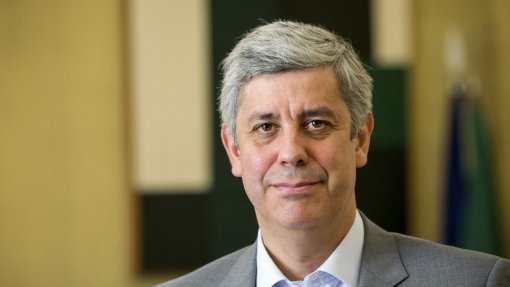 Líder do PS falou com Centeno e partido vai recebê-lo &quot;de braços abertos”
