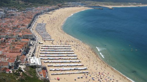 Contaminação na praia da Nazaré impôs necessidade de assistência médica a 50 pessoas