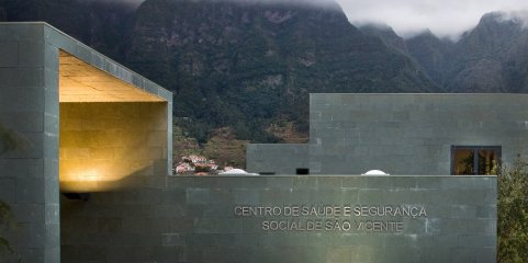 Incêndio em centro de saúde na Madeira obriga à deslocação de utentes dentro do edifício