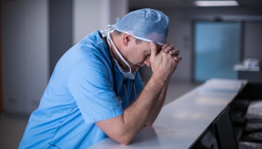 Estudo mostra impacto severo e prolongado da pandemia na saúde mental dos médicos