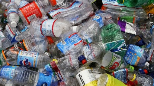 Representantes de 184 países têm 10 dias para aprovar tratado sobre plásticos