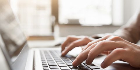 ChatGPT fornece informação sobre comportamentos prejudiciais a jovens - estudo