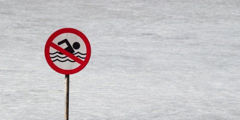 Praia da Nazaré vai continuar interditada a banhos até novas análises à água