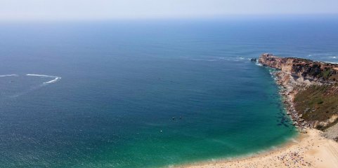 Praia da Nazaré volta a hastear bandeiras de certificação da qualidade da água