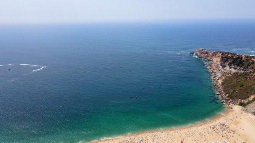 Praia da Nazaré volta a hastear bandeiras de certificação da qualidade da água