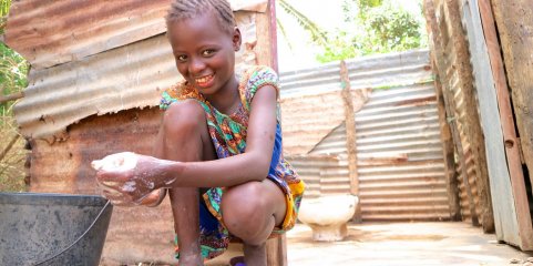 Cantora Marisa Liz em campanha para levar água a crianças na Guiné-Bissau
