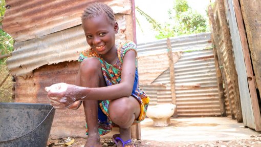 Cantora Marisa Liz em campanha para levar água a crianças na Guiné-Bissau