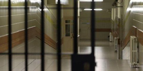 Falta de cuidados deixa reclusos idosos e doentes dependentes de outros presos