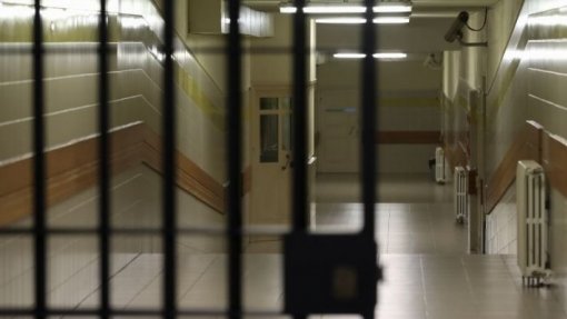 Falta de cuidados deixa reclusos idosos e doentes dependentes de outros presos