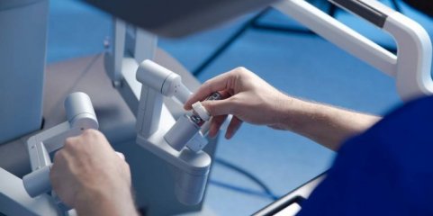 ULS Coimbra faz cirurgia robótica pioneira de implantação de prótese da anca e joelho