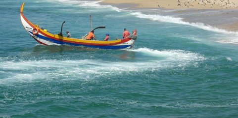 Barco de arte xávega naufragou em Espinho provocando quatro feridos ligeiros