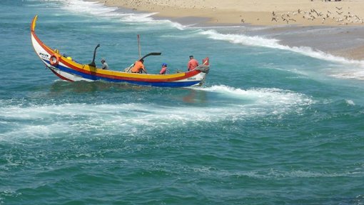 Barco de arte xávega naufragou em Espinho provocando quatro feridos ligeiros