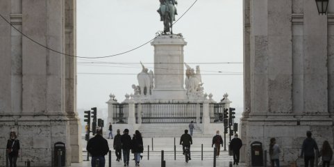 Acidente/Elevador: Aparente normalidade volta à Praça dos Restauradores