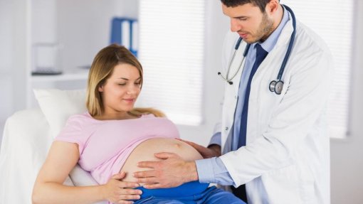 Associação pede maior reflexão sobre modelo de cuidados de saúde na gravidez