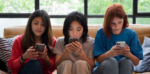 Crianças com controlo parental sobre telemóvel dormem e estudam melhor - Estudo