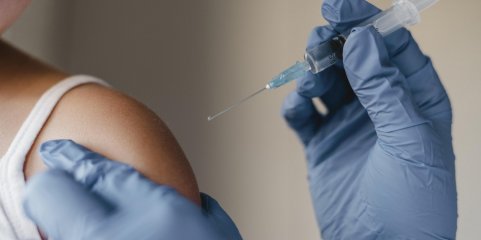 Vacinação contra HPV vai ser alargada a jovens até aos 26 anos em 2026 - DGS
