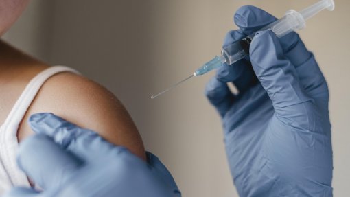Vacinação contra HPV vai ser alargada a jovens até aos 26 anos em 2026 - DGS