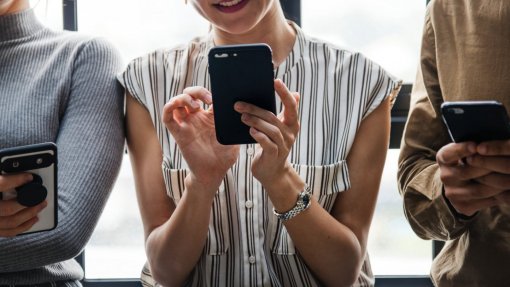 Cidade japonesa desafia habitantes a limitar uso de smartphones a duas horas diárias