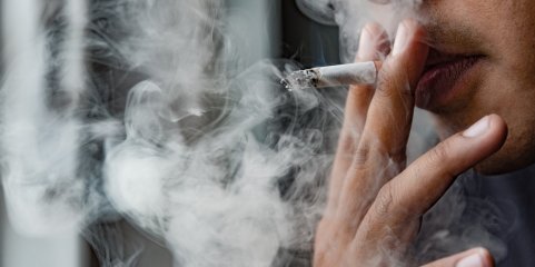 Deixar de fumar mesmo que tardiamente implica menor risco de demência - Estudo