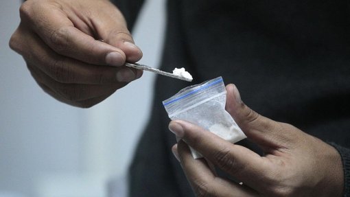 Folha de coca é diferente da cocaína e não deve ser classificada como droga - estudo