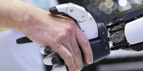 Implantado dispositivo em paciente tetraplégico para controlar braço robótico com a mente