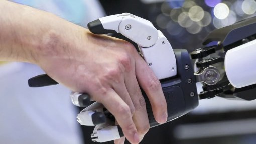 Implantado dispositivo em paciente tetraplégico para controlar braço robótico com a mente