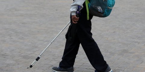 Dispositivo ocular pioneiro restaura visão de leitura em olhos cegos