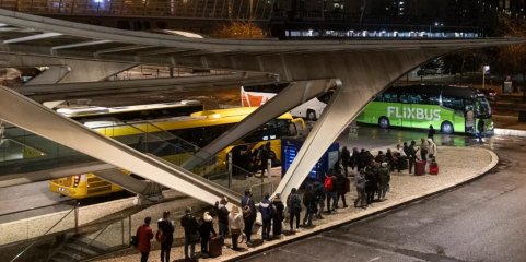 Pessoas cegas testam novo percurso acessível nos transportes na Gare do Oriente