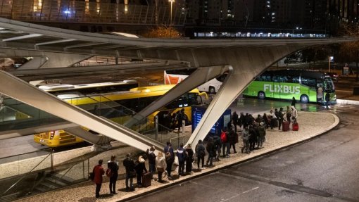 Pessoas cegas testam novo percurso acessível nos transportes na Gare do Oriente
