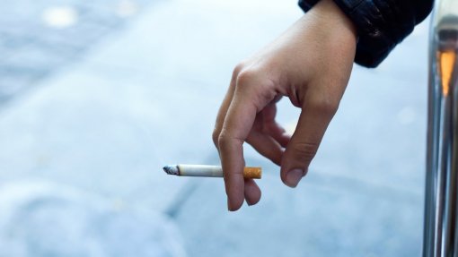 OMS alerta contra &quot;estratégia deliberada&quot; da indústria para minar controlo do tabaco