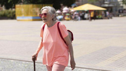 Mulheres na casa dos 70 anos que dão 4.000 passos por dia reduzem o risco de morte