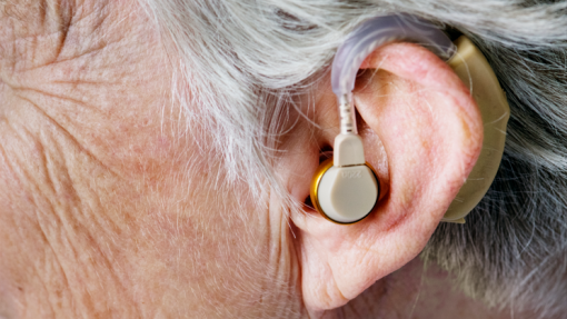 Perda auditiva afeta cognição e equilíbrio em pessoas com mais de 55 anos - estudo
