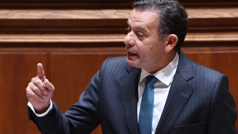 Montenegro diz que “é bom saber” razões de partos fora do hospital para não estigmatizar SNS