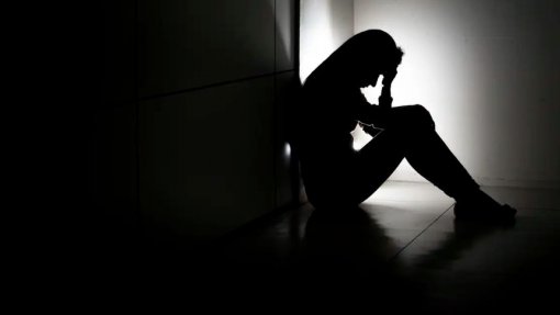 Jovens recorrem mais à Linha SOS e duplicam casos de ideação suicida e autoagressões
