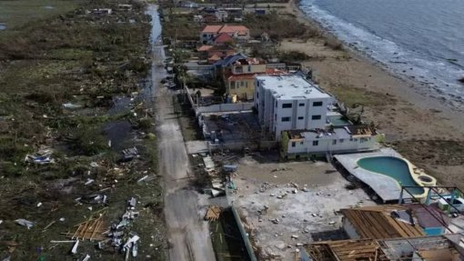 Jamaica vai instalar hospitais de campanha em zonas mais afetadas por furacão