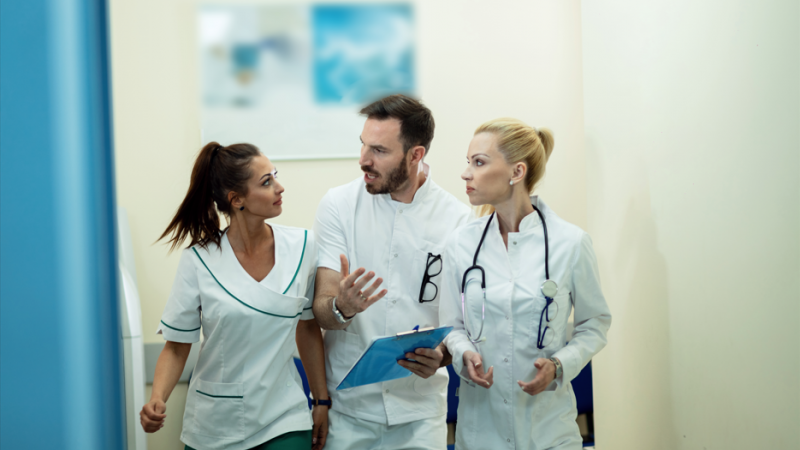 Médicos tarefeiros contestam cortes e ameaçam parar urgências do SNS