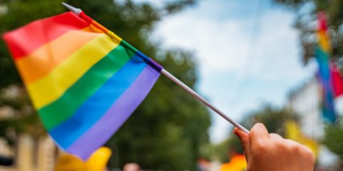 Profissionais de saúde LGBTQ+ enfrentam discriminação no trabalho