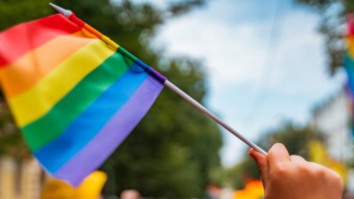 Profissionais de saúde LGBTQ+ enfrentam discriminação no trabalho