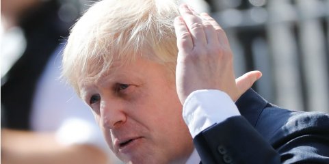 Familiares das vítimas da covid-19 pedem a anulação de todos os benefícios de Boris Johnson