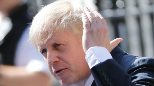 Familiares das vítimas da covid-19 pedem a anulação de todos os benefícios de Boris Johnson
