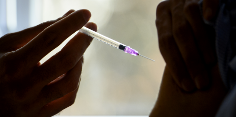 EUA: Kennedy Jr. determina que ‘site’ governamental associe vacinas ao autismo