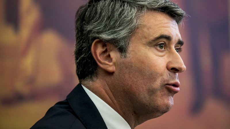 Carneiro denuncia “caos” e volta a exigir resposta do Governo sobre proposta para SNS